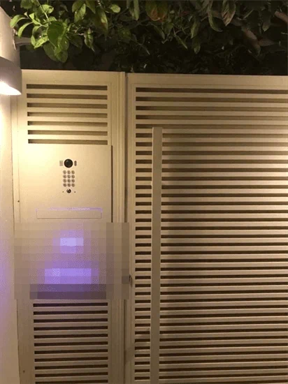 תיבת דואר מעוצבת גיחון פרימיום - גימור שמנת/בז' עדין (מובנית בקיר) - דגם 2-9