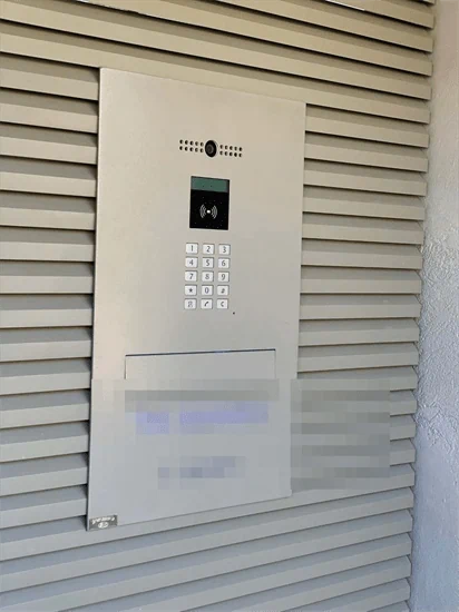 תיבת דואר מעוצבת גיחון פרימיום - גימור שמנת/בז' עדין (מובנית בקיר) - דגם 2-5