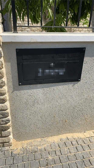 תיבת דואר מעוצבת גיחון - גימור שחור מט (מובנית בקיר/עמוד/שער) - דגם 4-12