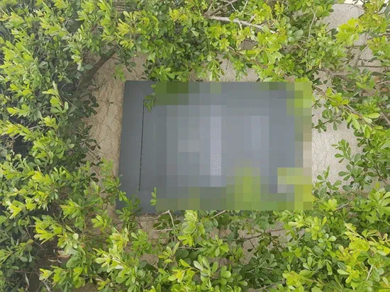 תיבת דואר מעוצבת גיחון - גימור אנתרסיט כהה (מובנית בקיר) - דגם 4-2