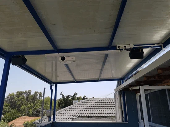 הרכבת מצלמת אבטחה בכניסה